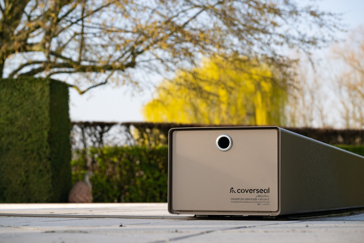 Luxe terras met houten vloer, zwembad, witte ligstoelen en groene planten, grenzend aan een modern huis met grote ramen.