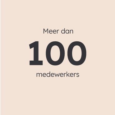 Meer dan 90 medewerkers in zwarte letters op een beige achtergrond.