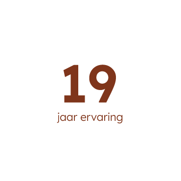 18 jaar ervaring in bruine letters op een witte achtergrond.